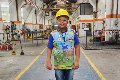 Criança com transtorno do espectro autista vira 'maquinista' de trem por um dia