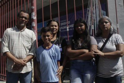 Aluno é agredido por colegas de turma em brincadeira incentivada por professora