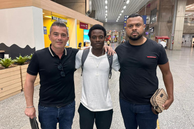 Novo reforço do Flamengo chega ao Rio para se apresentar e assinar contrato