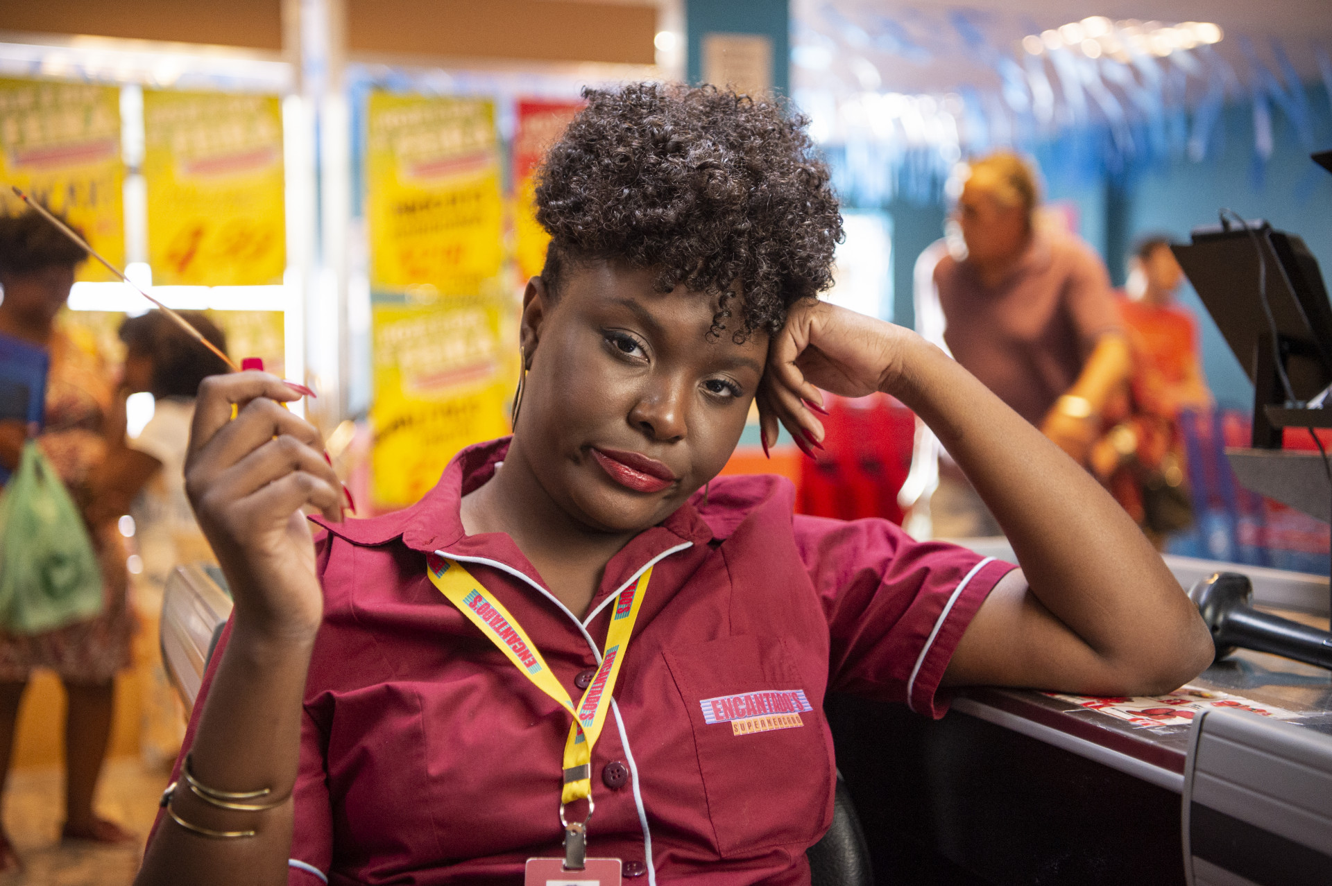 Ana Shaula (Luellem): caixa de mercado de dia, rainha de bateria &agrave; noite - Estevam Avellar / TV Globo