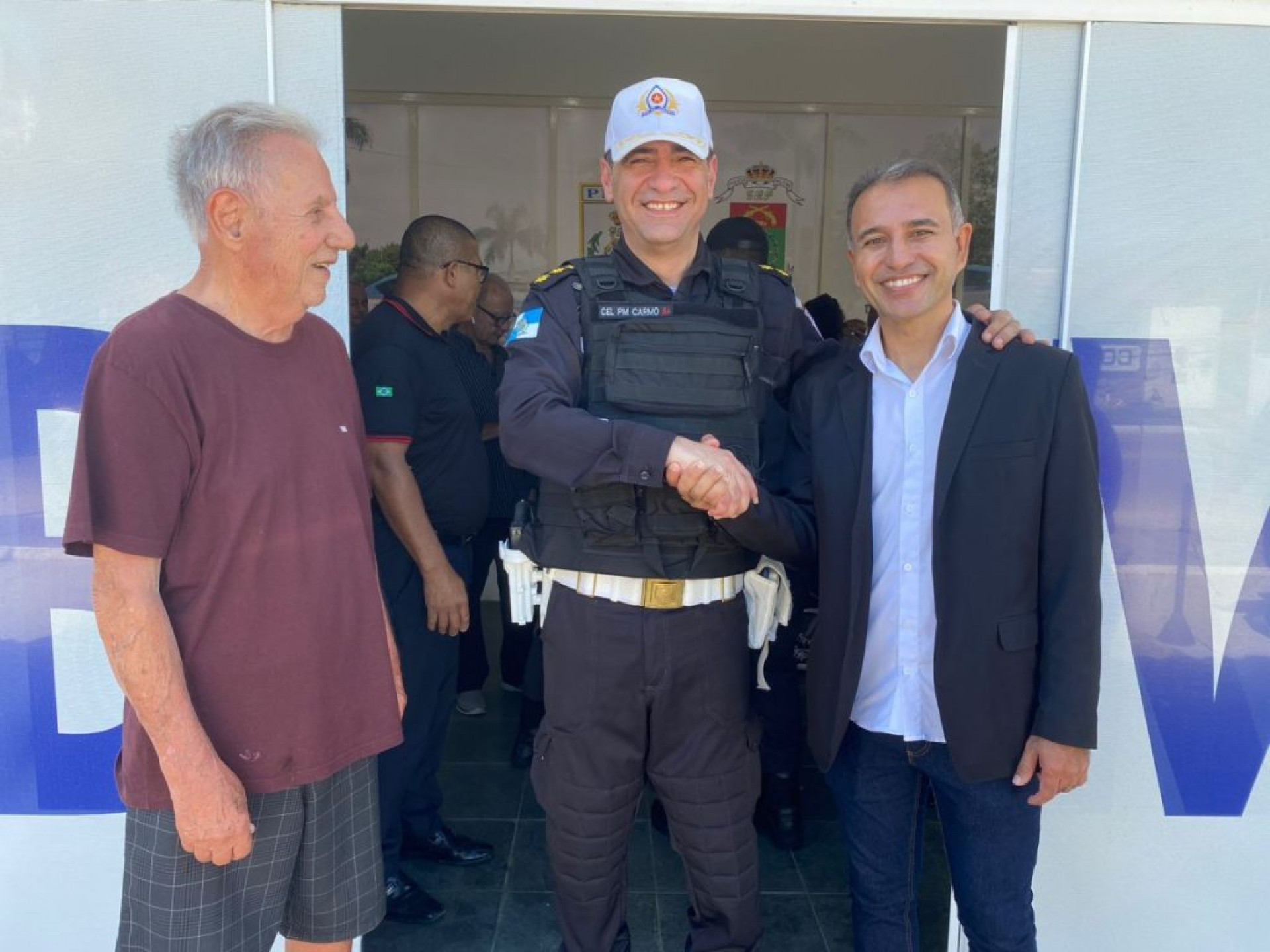 Foto: ex-prefeito de Iguaba, Rodolfo Pedrosa (esq.), comandante do BPRv/RJ, coronel Carmo (centro) e prefeito de Iguaba, Vantoil Martins (dir.)
 - Letycia Rocha (RC24h)