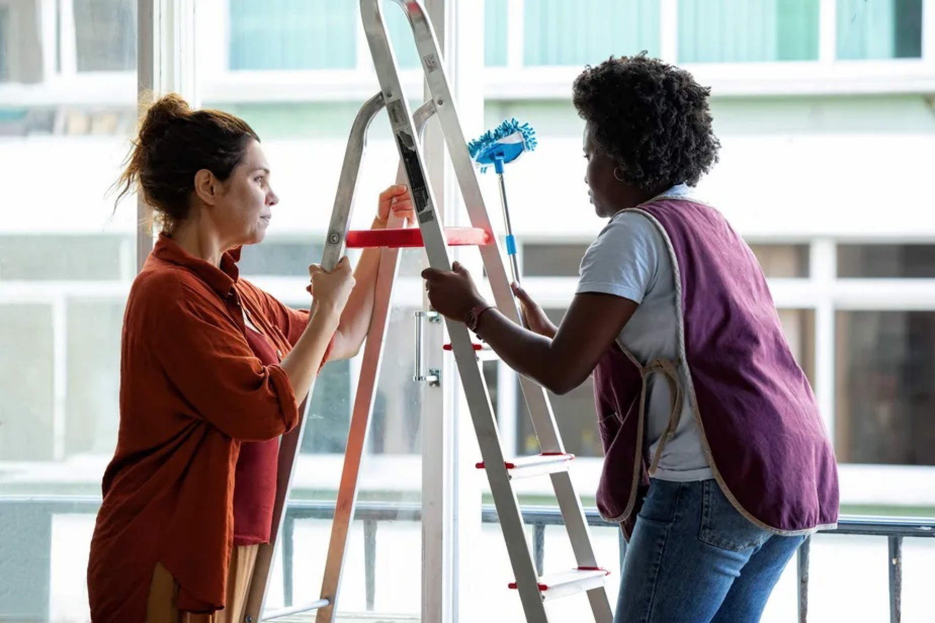 Isabel Teixeira e Luellem de Castro no epis&oacute;dio 'Mancha', do projeto 'Falas Femininas' - Manoella Mello / TV Globo