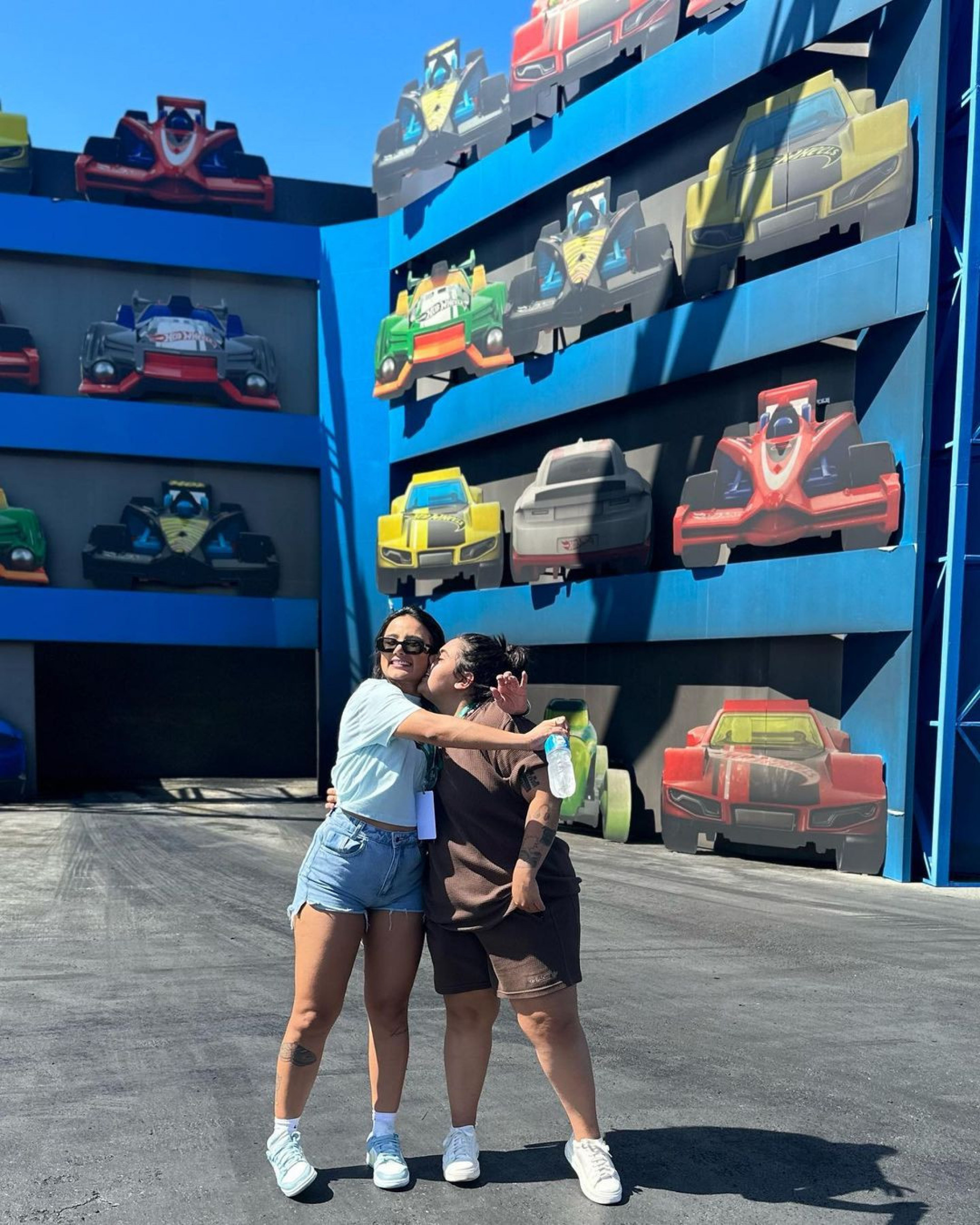 Cantora sertaneja Yasmin Santos e a namorada foram assaltadas na porta de casa - Reprodução Internet