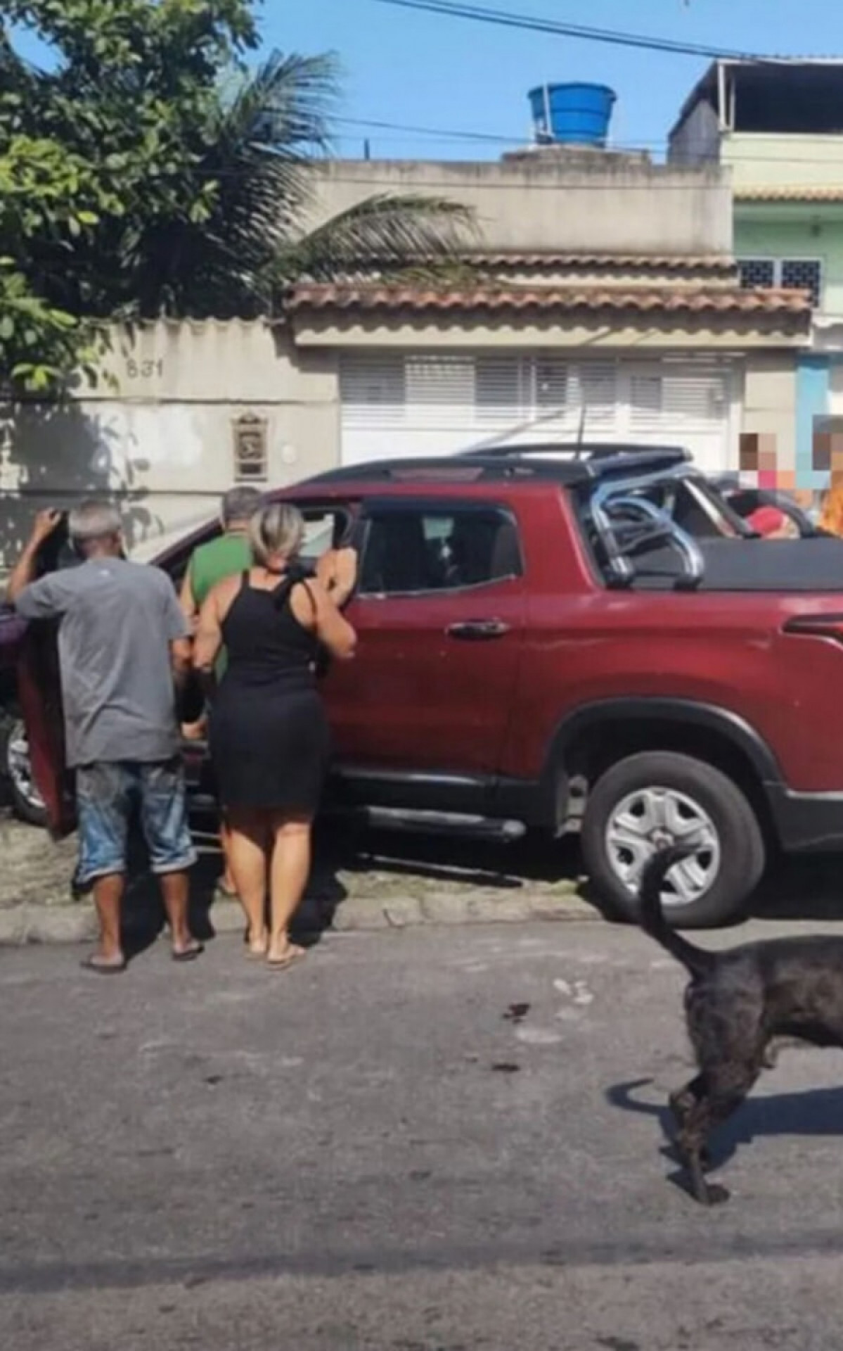 O carro do inspetor ficou com marcas de tiros na lateral - Rede Social