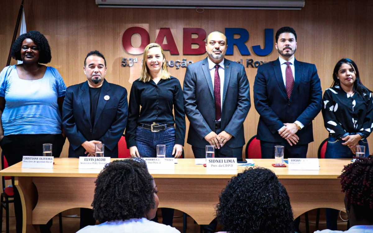 Cristiane Oliveira, Elvis Jacob, Roberta de Oliveira, Sidnei Lima, Luciano Barreto e V&acirc;nia Xavier no debate da OAB