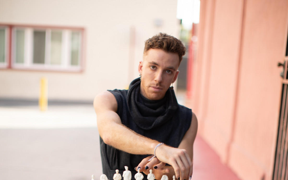 O ator João Côrtes está no ar como Celso, na comédia 'Encantado's', que estreia nesta terça-feira, na TV Globo