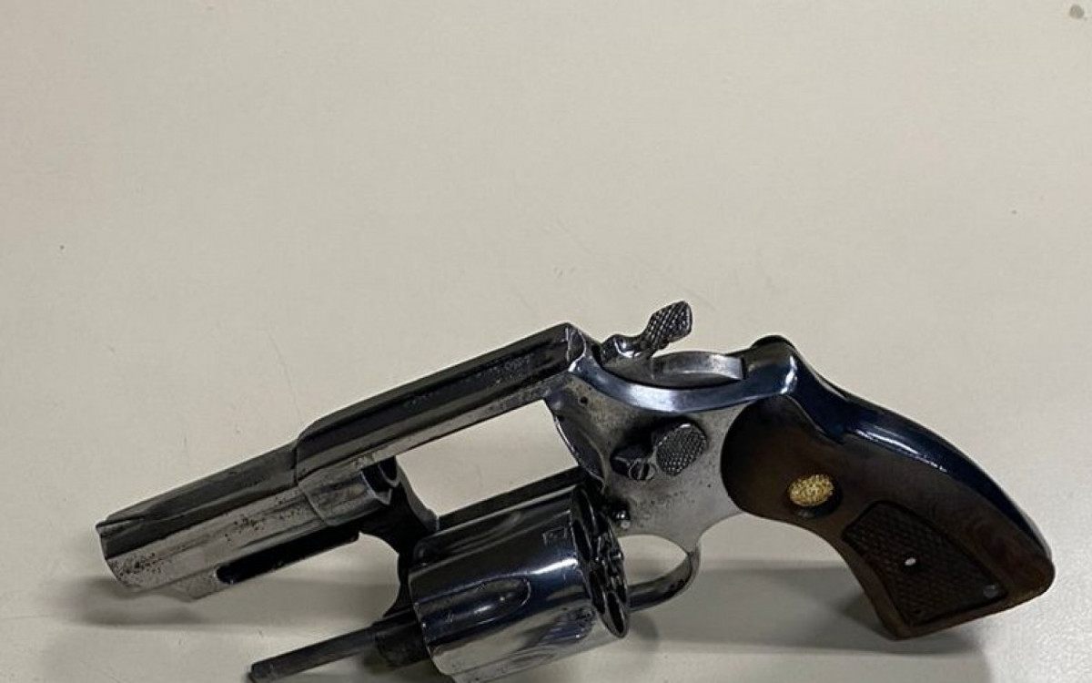 Além do relógio roubado, um revólver calibre 38, com munições, foi apreendido