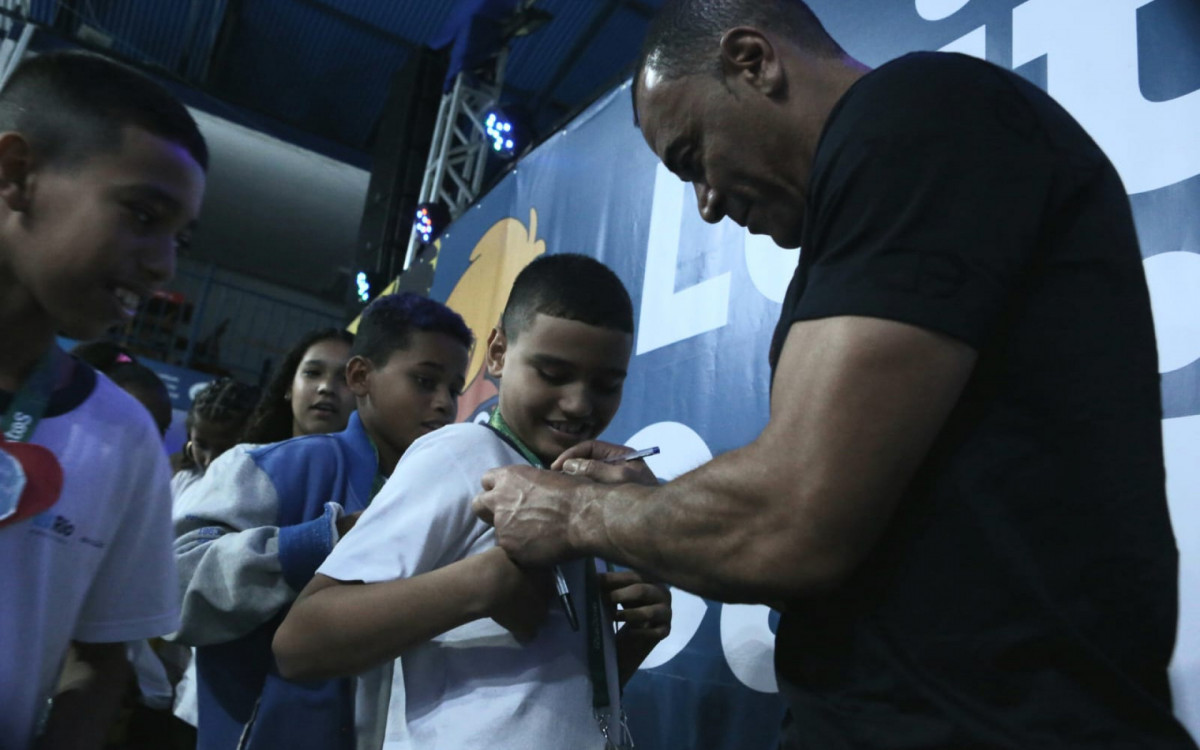 Cafu esteve na Festa Literária da Portela, nesta sexta-feira, na quadra da agremiação