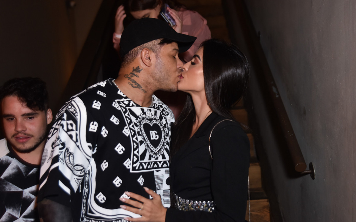 Tierry faz primeira apari&ccedil;&atilde;o p&uacute;blica com a namorada, Mikaely Amorim