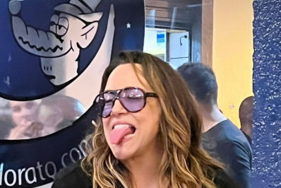 Discreta, Ana Carolina surge acompanhada de Vitória Falcão da dupla Ana Vitória em noite no Rio