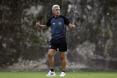Luís Castro destaca evolução coletiva do Botafogo mas prega cautela com sequência positiva