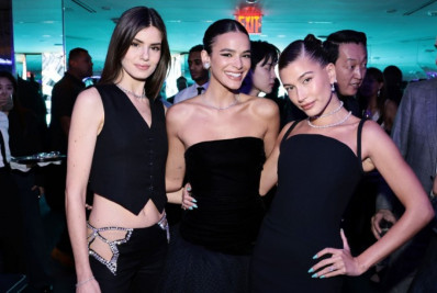 Bruna Marquezine e Camila Queiroz curtem evento em Nova York ao lado de Hailey Bieber 