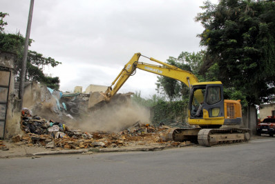 Prefeitura de Barra Mansa realiza demolição de imóveis no Boa Sorte