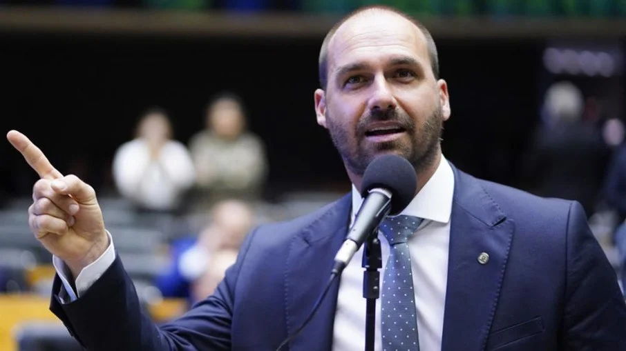 Eduardo Bolsonaro faz propaganda de loja de vinhos com marca da família