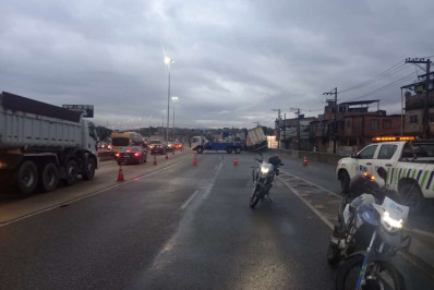 Acidente com caminhão causa lentidão no trânsito na Avenida Brasil