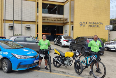 PMs de bicicleta detém condutor sem habilitação, com moto irregular