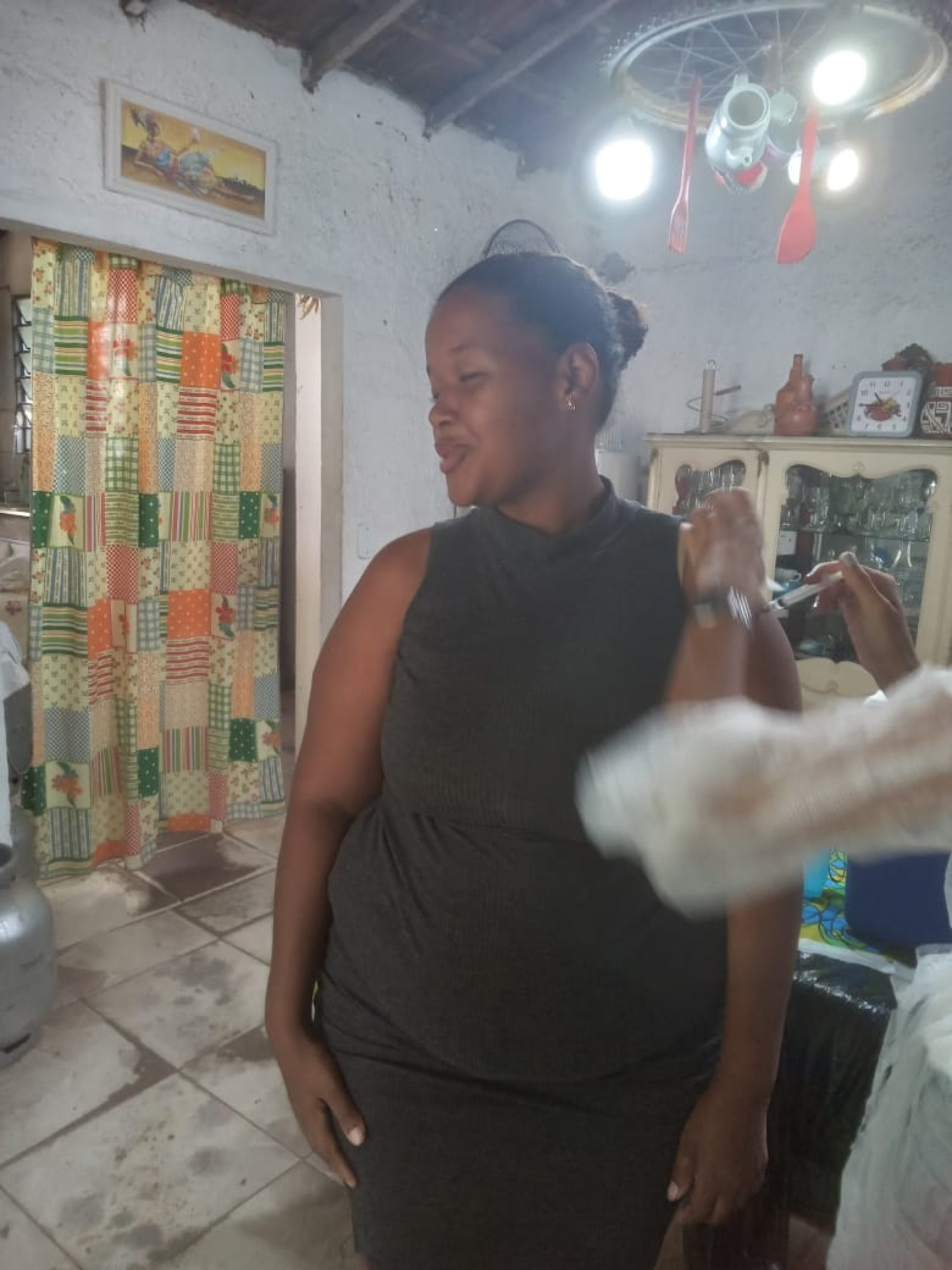 Quilombo Quilomb&aacute; recebe vacina bivalente contra Covid