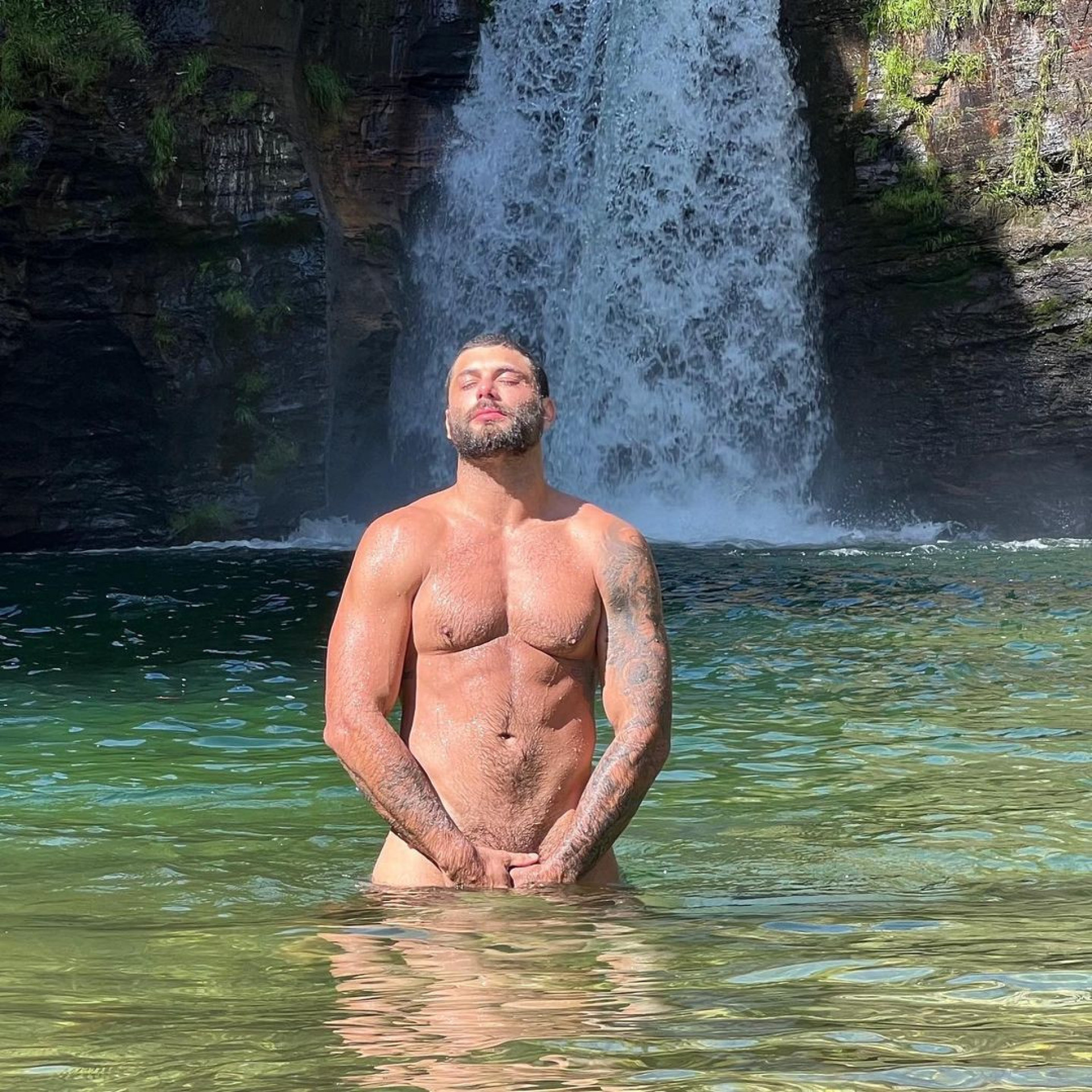 Jesus Luz surgiu nu em fotos publicadas nas redes sociais em visita a cachoeira - Reprodução/Instagram/Diego Giallanza