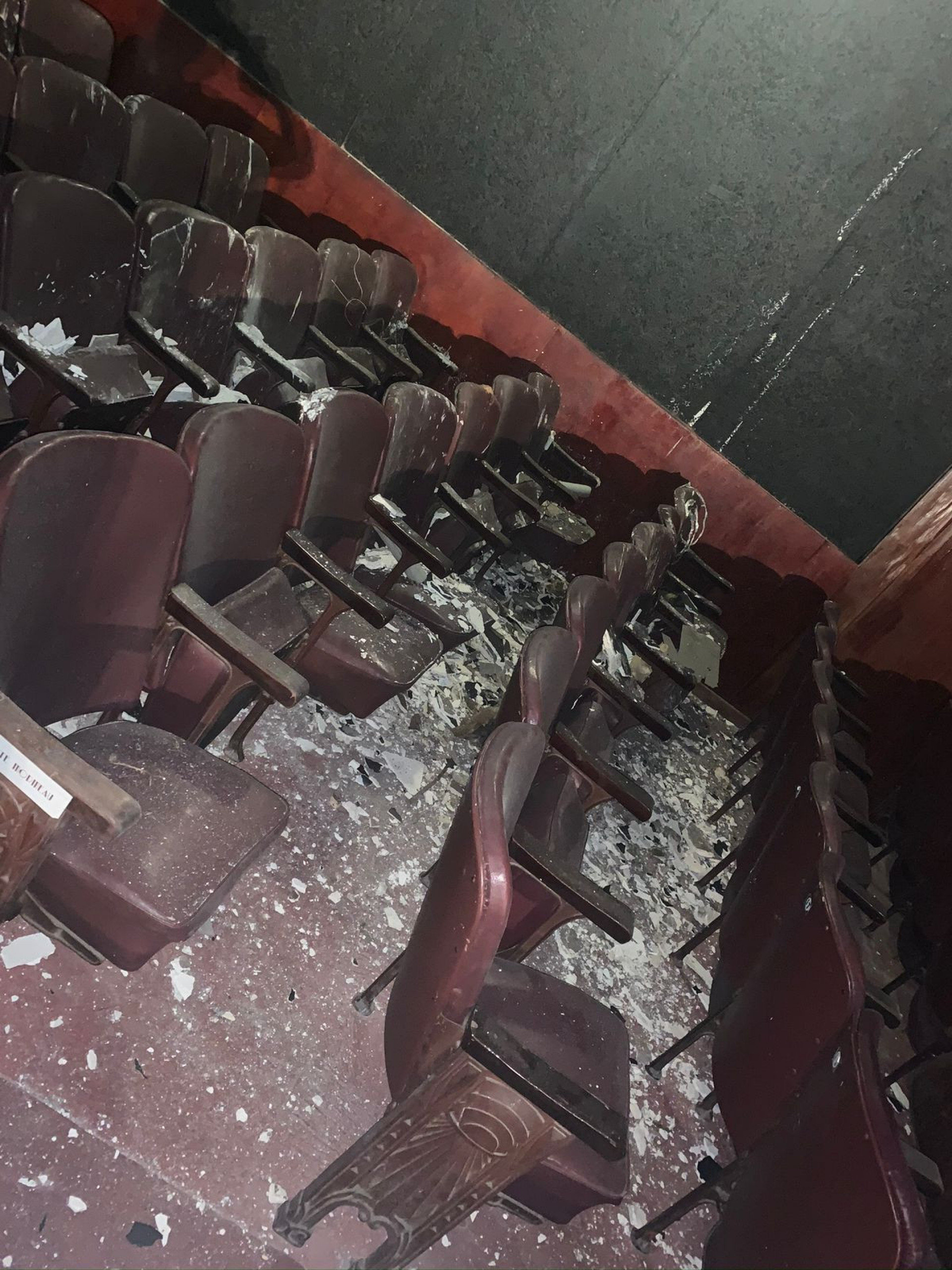 Infiltrações provocaram danos no Teatro Serrador, fechado desde 2019 - Arquivo pessoal/ Agência O DIA