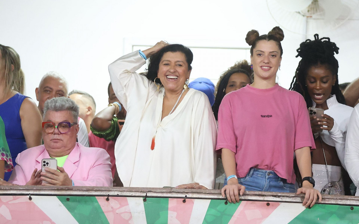 Milton Cunha e Regina Casé prestigiam evento na quadra da Mangueira