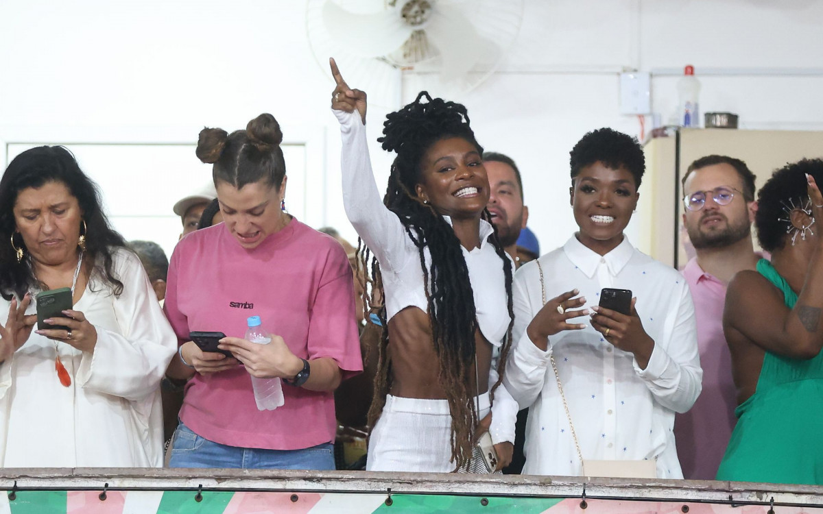 Regina Casé e Jeniffer Dias prestigiam festa na quadra da Mangueira