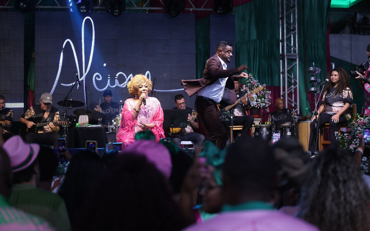 Alcione se apresenta na quadra da Mangueira