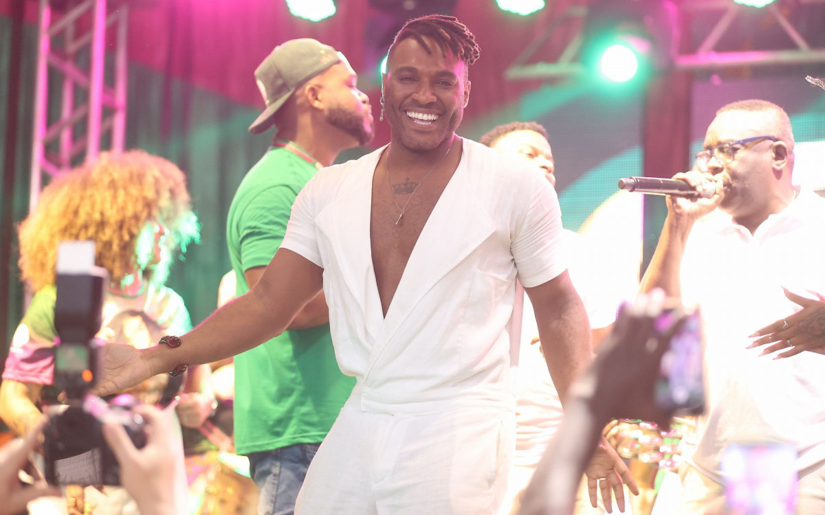 Fred Nicácio samba durante festa na quadra da Mangueira