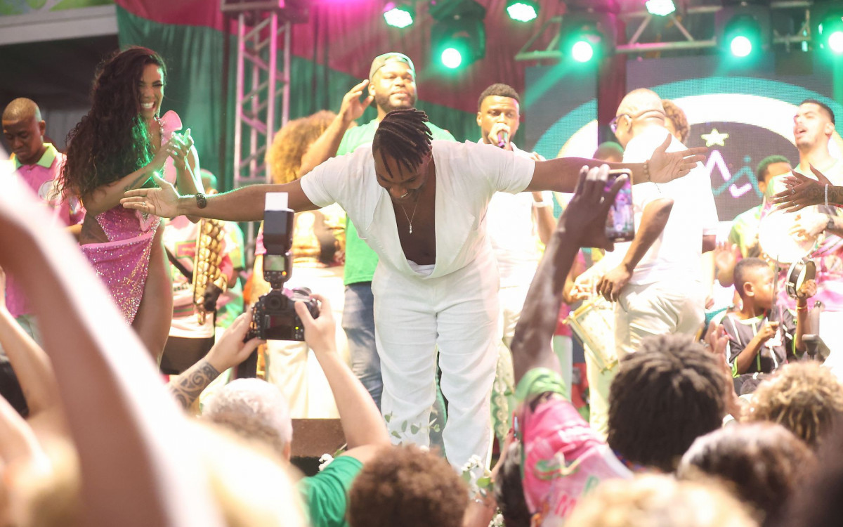 Fred Nicácio samba durante festa na quadra da Mangueira
