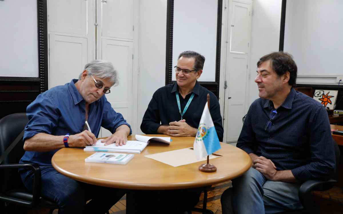 O cantor e compositor Ivan Lins assina a doação de seu acervo para o Museu da Imagem e do Som (MIS). Participam o presidente e o curador da instituição - Divulgação / Governo do Estado do Rio de Janeiro