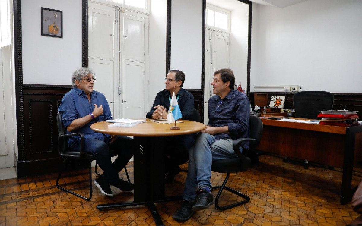 O cantor e compositor Ivan Lins assina a doação de seu acervo para o Museu da Imagem e do Som (MIS). Participam o presidente e o curador da instituição - Divulgação / Governo do Estado do Rio de Janeiro