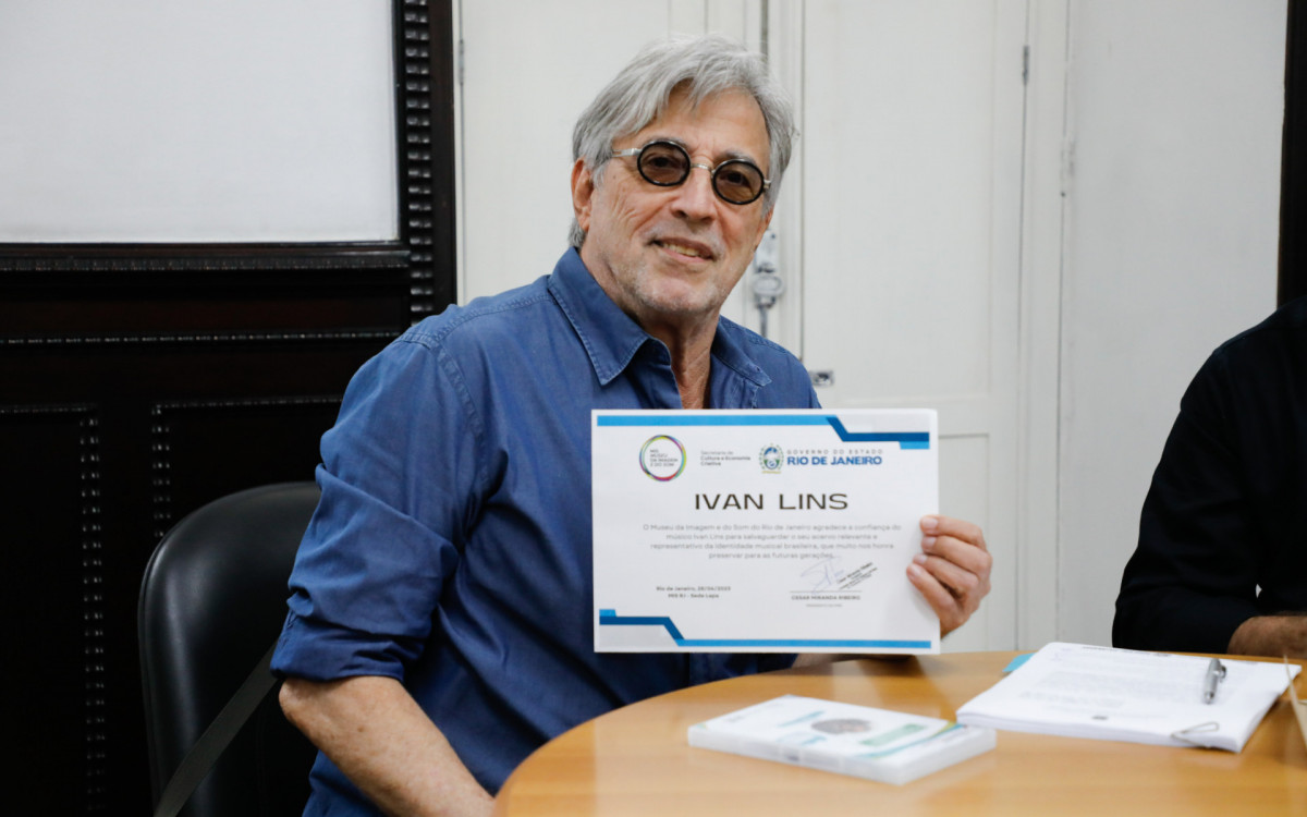 O cantor e compositor Ivan Lins assina a doação de seu acervo para o Museu da Imagem e do Som (MIS) - Divulgação / Governo do Estado do Rio de Janeiro