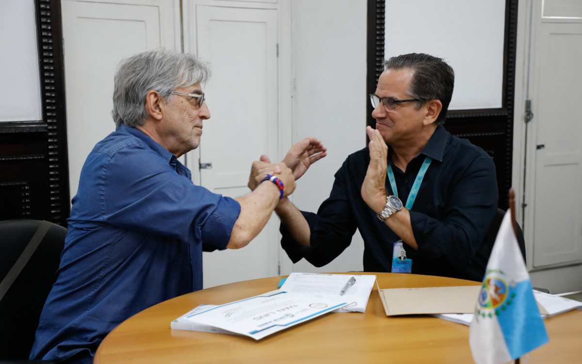 O cantor e compositor Ivan Lins assina a doação de seu acervo para o Museu da Imagem e do Som (MIS). Participam o presidente e o curador da instituição - Divulgação / Governo do Estado do Rio de Janeiro
