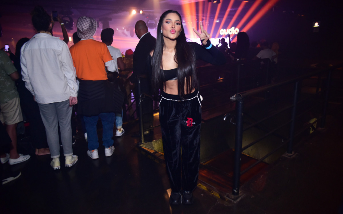 Flay prestigia show de Priscilla Alcântara