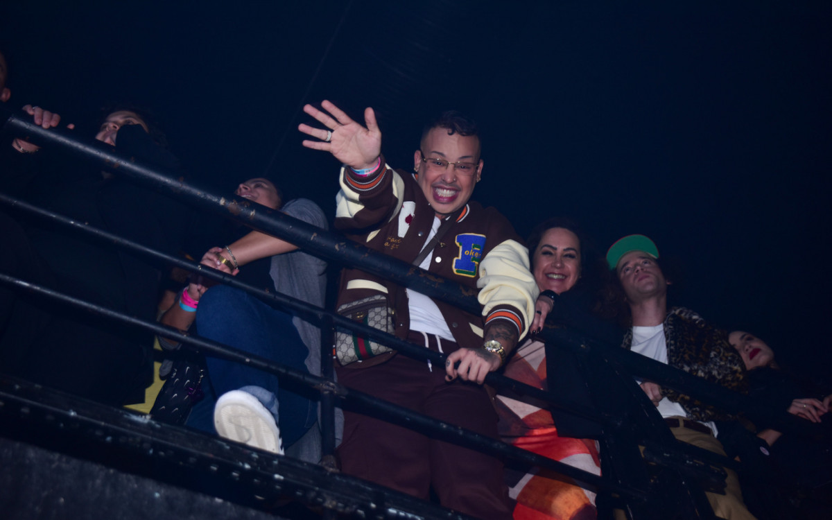 Daniel Garcia, a Gloria Groove, e a mãe prestigiam show de Priscilla Alcântara