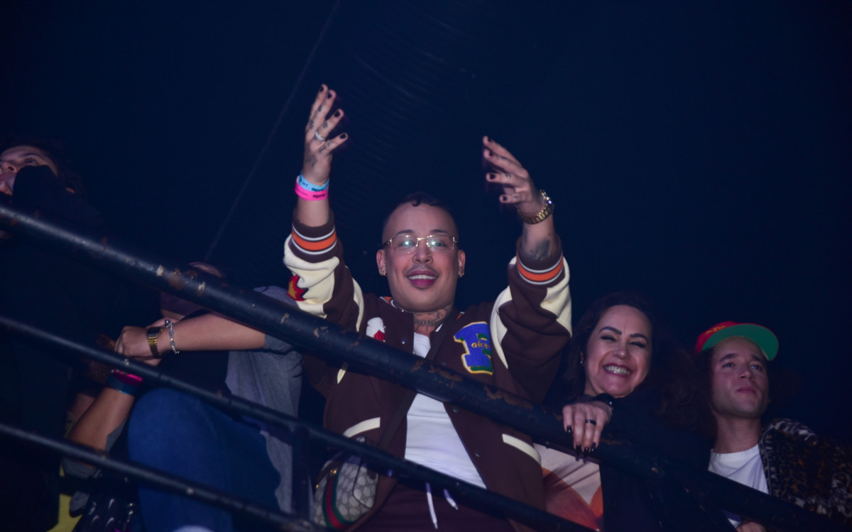 Daniel Garcia, a Gloria Groove, e a mãe prestigiam show de Priscilla Alcântara