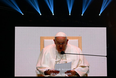 Papa pede fim da 'indiferença' em encontro com refugiados na Hungria