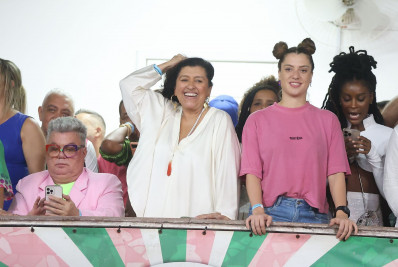 Alcione, Regina Casé e mais famosos marcam presença em festa na quadra da Mangueira