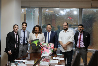 Ministra da Cultura debate fortalecimento do Carnaval do Rio em encontro com dirigentes da Liesa