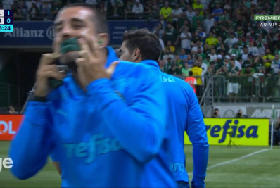 Auxiliar de Abel coloca esparadrapo na boca em protesto contra a arbitragem durante Palmeiras x Corinthians