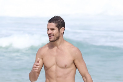 José Loreto exibe boa forma durante passeio em praia no Rio