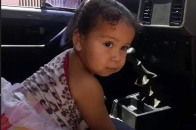 Menina de dois anos morre e polícia prende o pai por suspeita de estupro