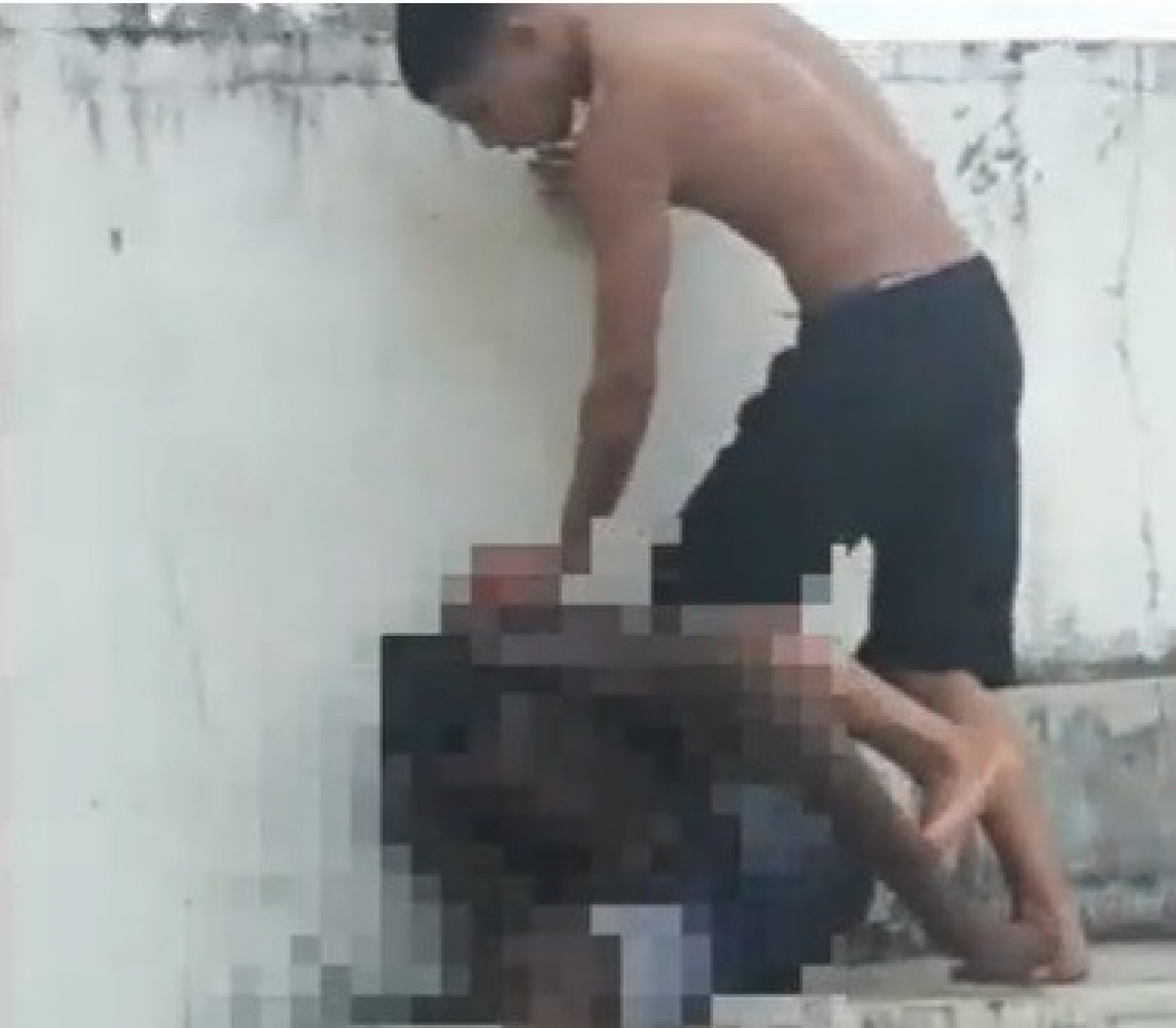 Homem toma joelhada e tenta se proteger - Reprodução