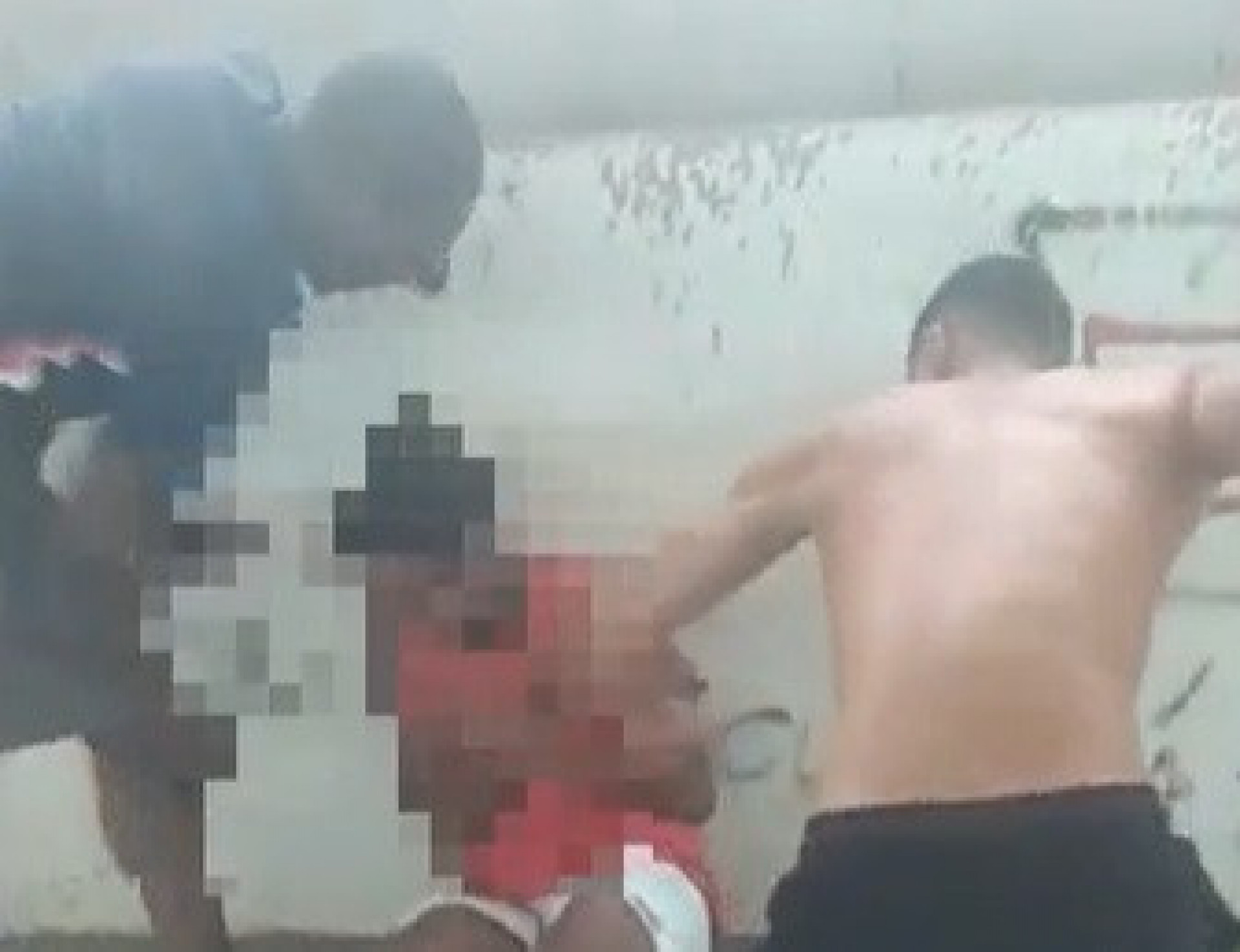 Mulher sendo agredida com diversos socos - Reprodução