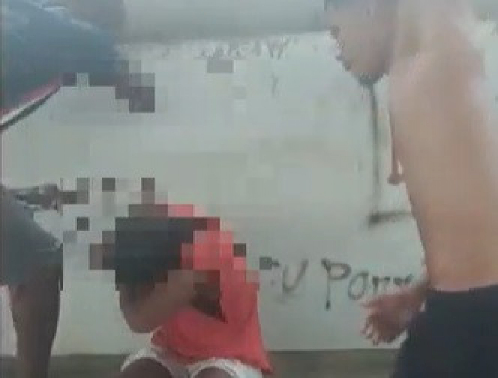 Mulher tenta se proteger das agressões - Reprodução