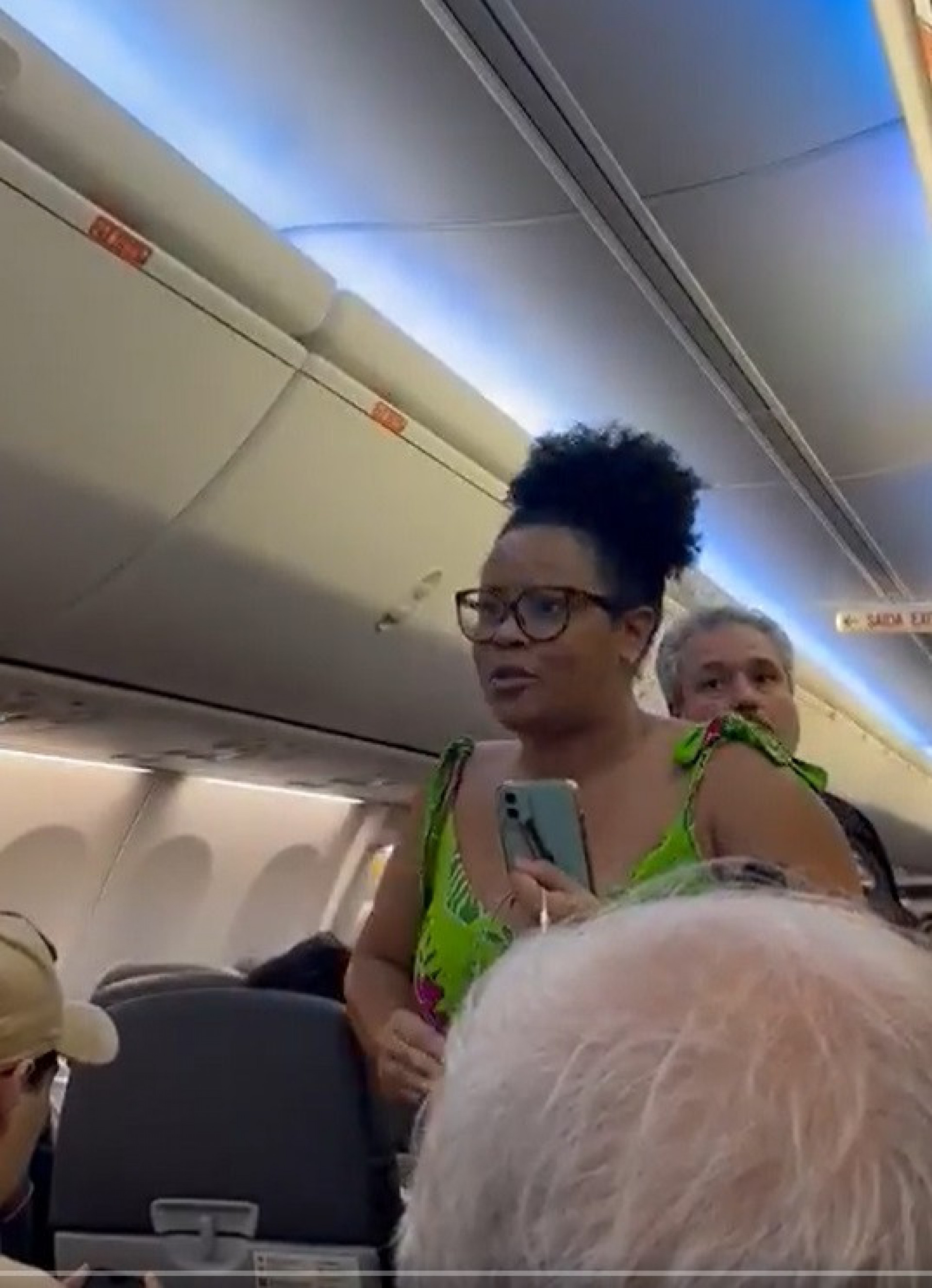 Samatha reclama de atitudes de funcionários de uma companhia aérea - Reprodução de vídeo