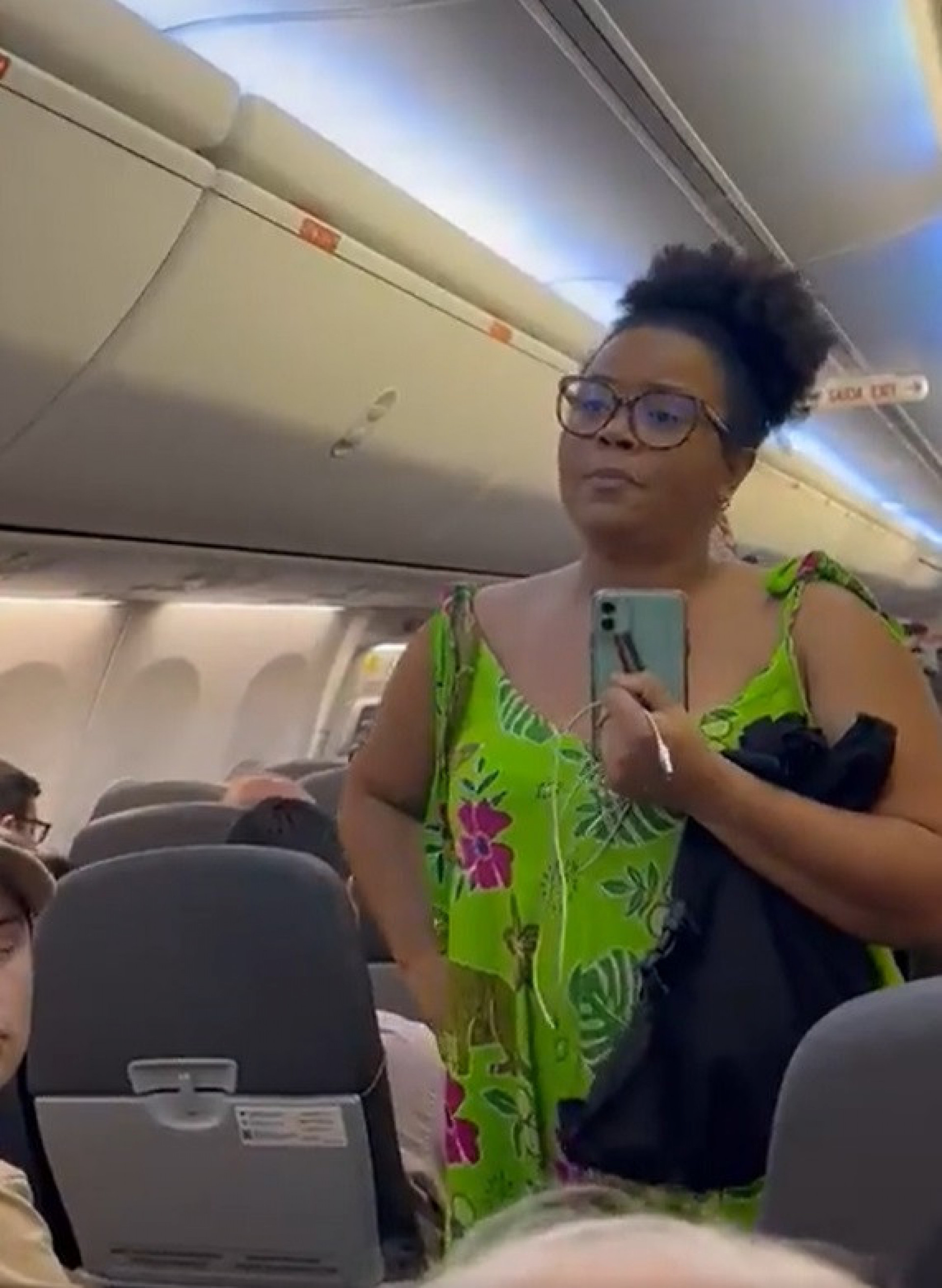 Samatha reclama de atitudes de funcionários de uma companhia aérea - Reprodução de vídeo