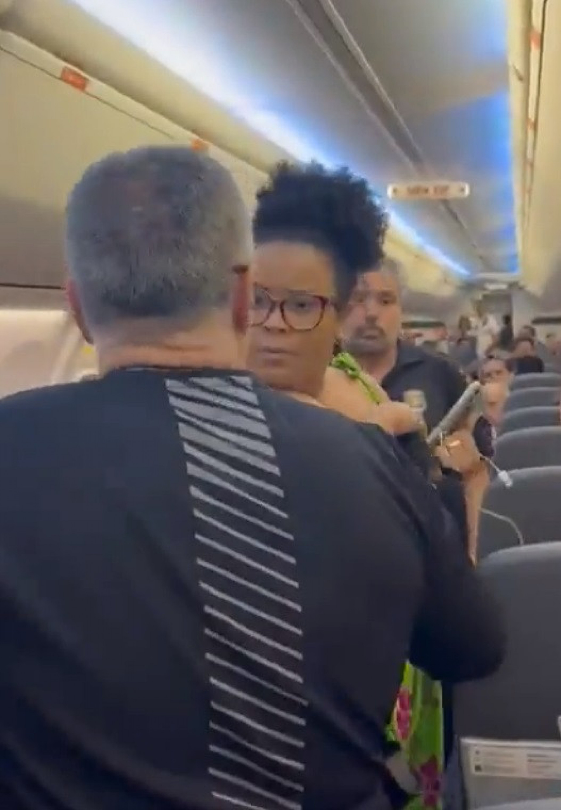 Samatha reclama de atitudes de funcionários de uma companhia aérea - Reprodução de vídeo