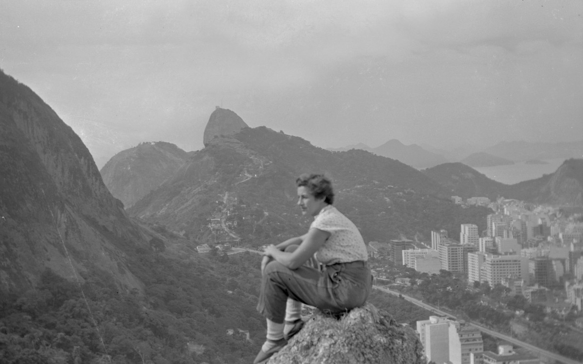 Uma das escaladoras do grupo chamado de 'Os Excursionistas', no Morro dos Cabritos, entre Copacabana e Lagoa, em 1952 - Acervo Rafael Cosme