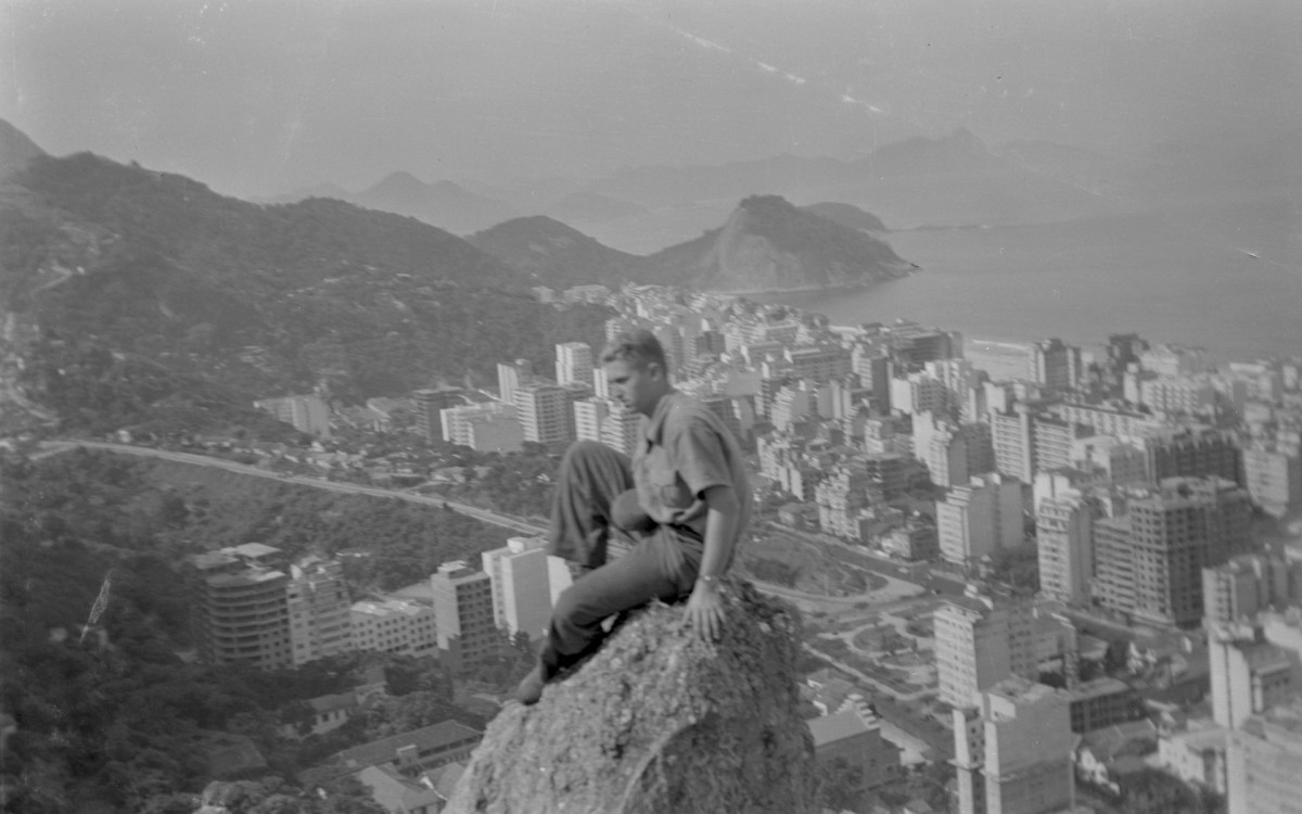 Um dos escaladores do grupo chamado de 'Os Excursionistas', no Morro dos Cabritos, entre Copacabana e Lagoa, em 1952 - Acervo Rafael Cosme