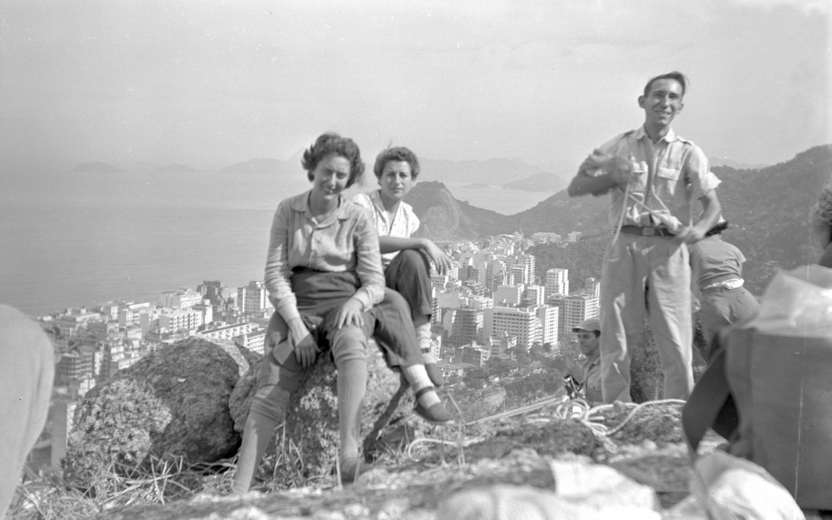 Foto do grupo de amigos e escaladores denominado de 'Os Excursionistas', em foto no Morro dos Cabritos, entre Copacabana e Lagoa, em 1952 - Acervo Rafael Cosme